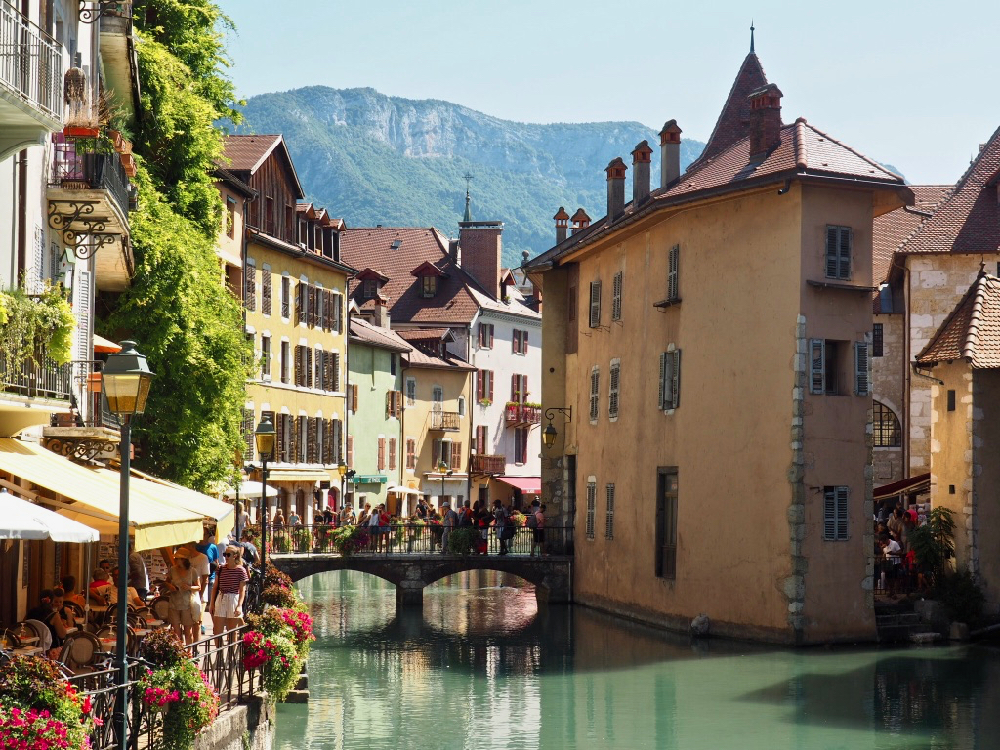 Pittoreske gekleurde huizen langs het water in Annecy