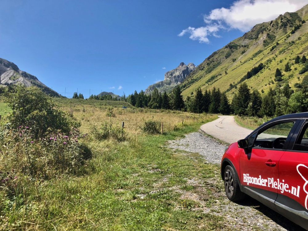 Rode Renault Capture met Bijzonder Plekje belettering in de Franse Alpen