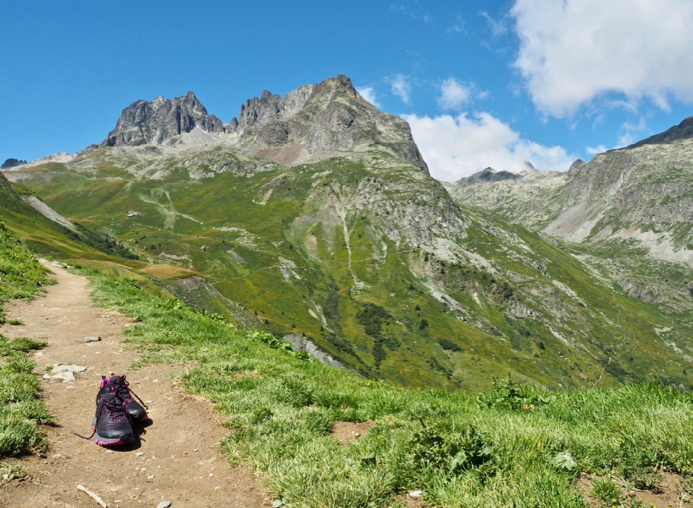 Zwarte North Face wandelschoenen op een wandelpaadje hoog in de bergen