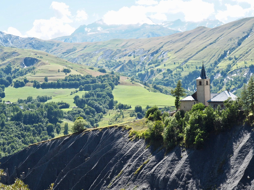 Een kerkje op een bergrand