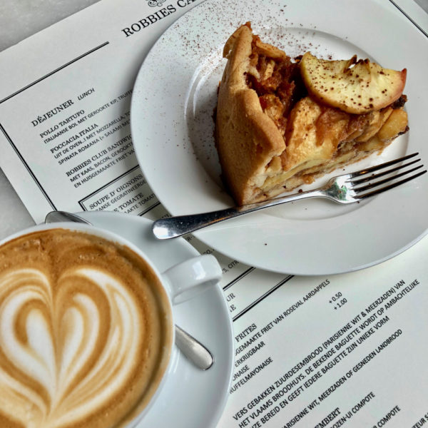 Een cappuccino en verse appeltaart op de menukaart van Robbies