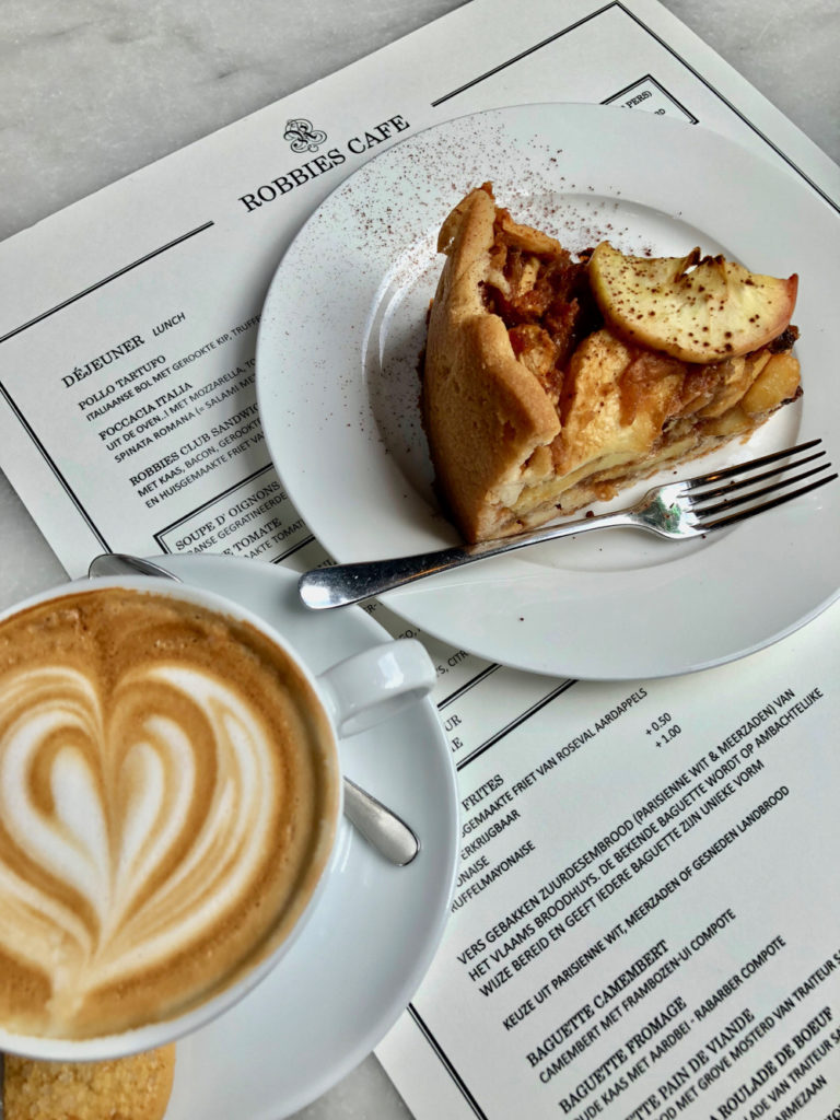 Een cappuccino en verse appeltaart op de menukaart van Robbies