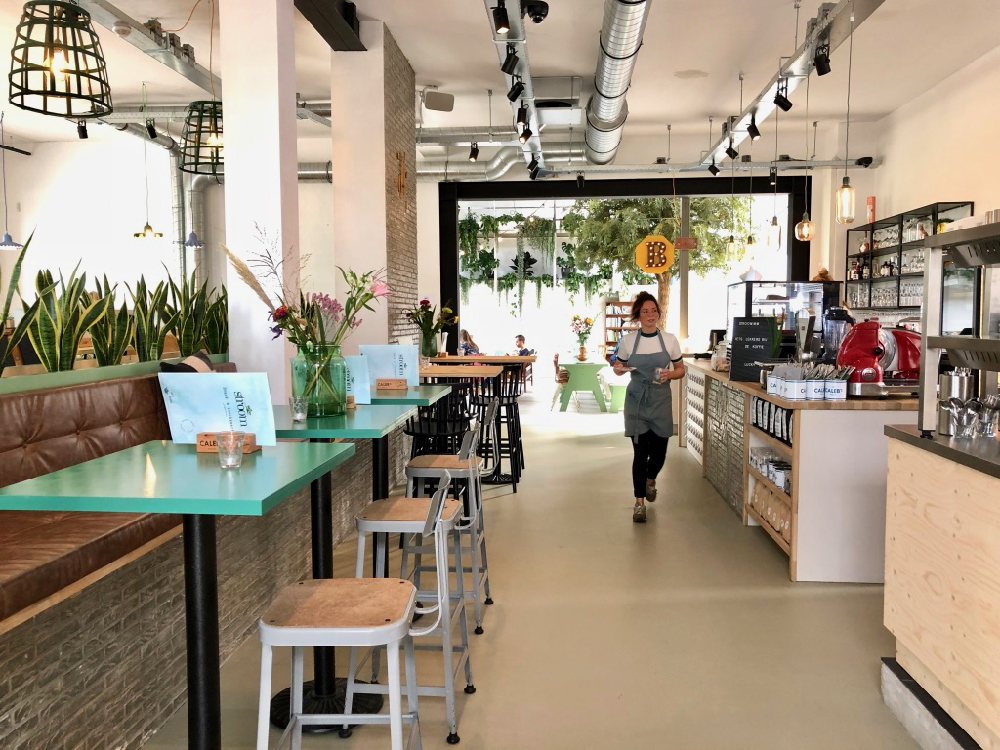 Interieur van Stroom in Lent met hoge tafels en krukken