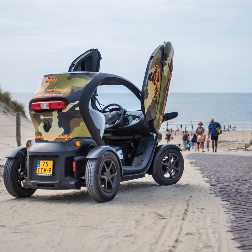 Een elektrische auto aan het strand