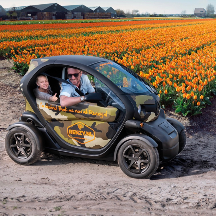 Elektrische auto tussen de bollenvelden