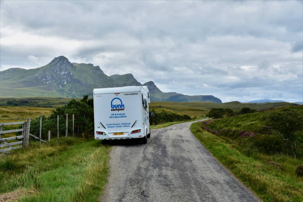 Een camper op een smalle weg langs de North Coast 500 route in Schotland