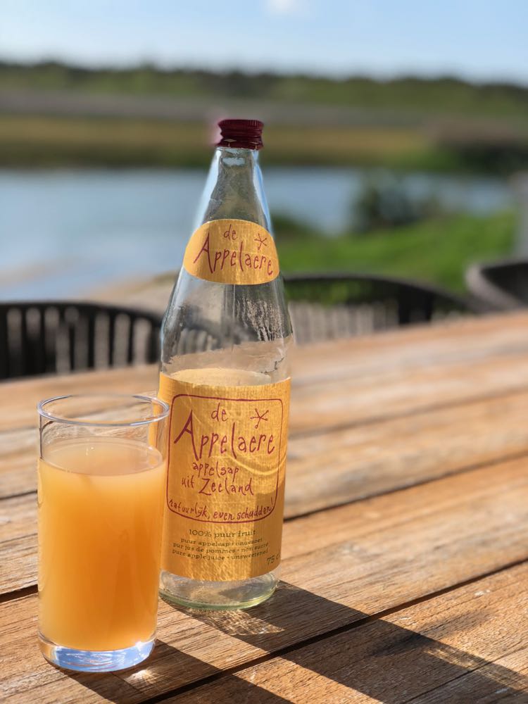 Op het terras met een fles pure Zeeuwse appelsap