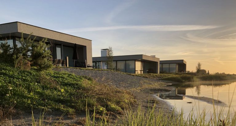 De luxe Z'ANDvilla's langs de Waterlijn, bij zonsopgang