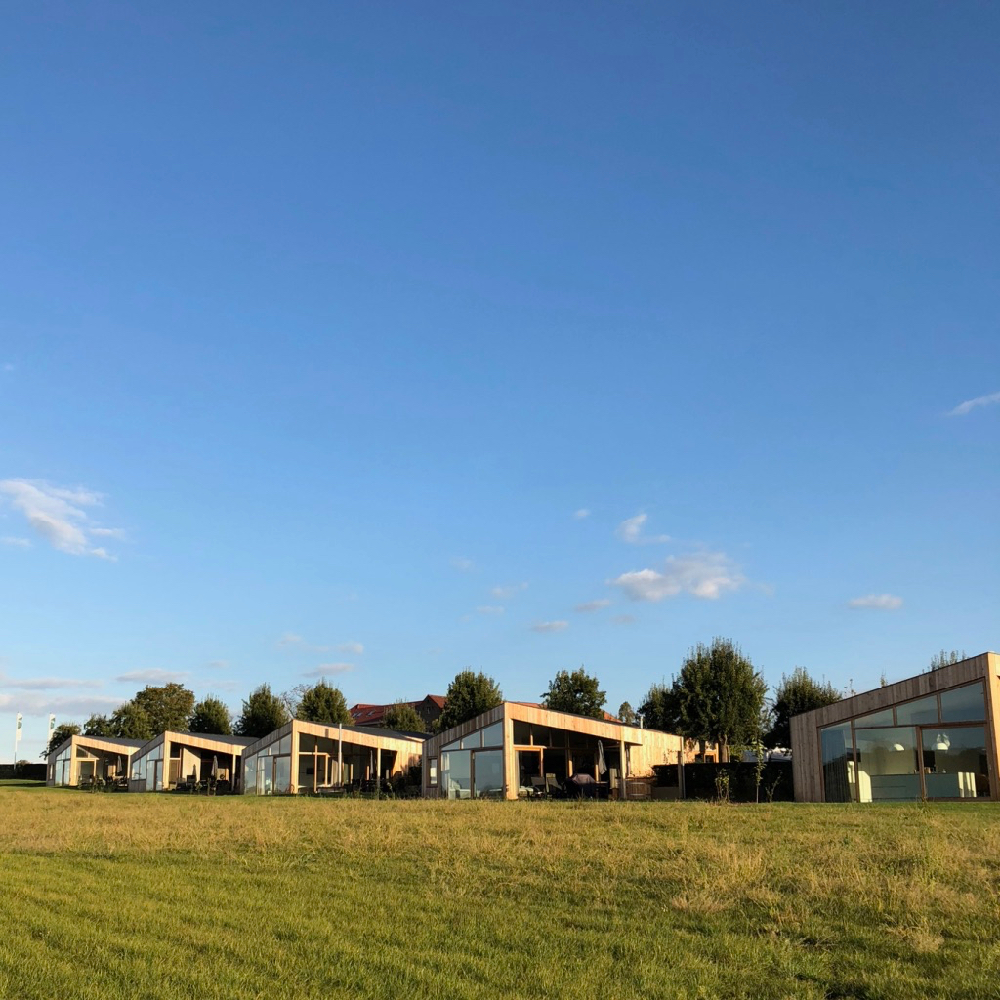 Er staan 5 bijzonder vormgegeven Natuurlofts® op een rij in de wei