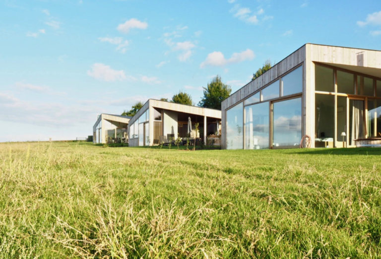 3 unieke Natuurlofts op een rij in de wei, in het Limburgse Heuvelland