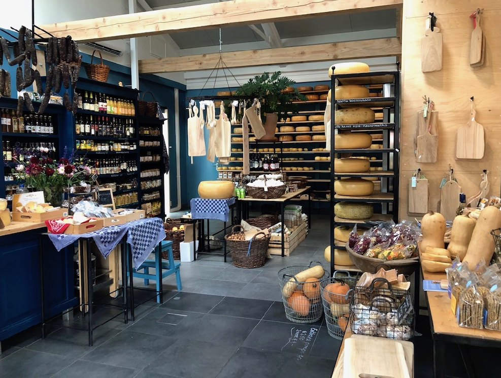 De prachtige kaaswinkel op de kaasboerderij, met schappen vol kaas, verswaren en cadeau artikelen