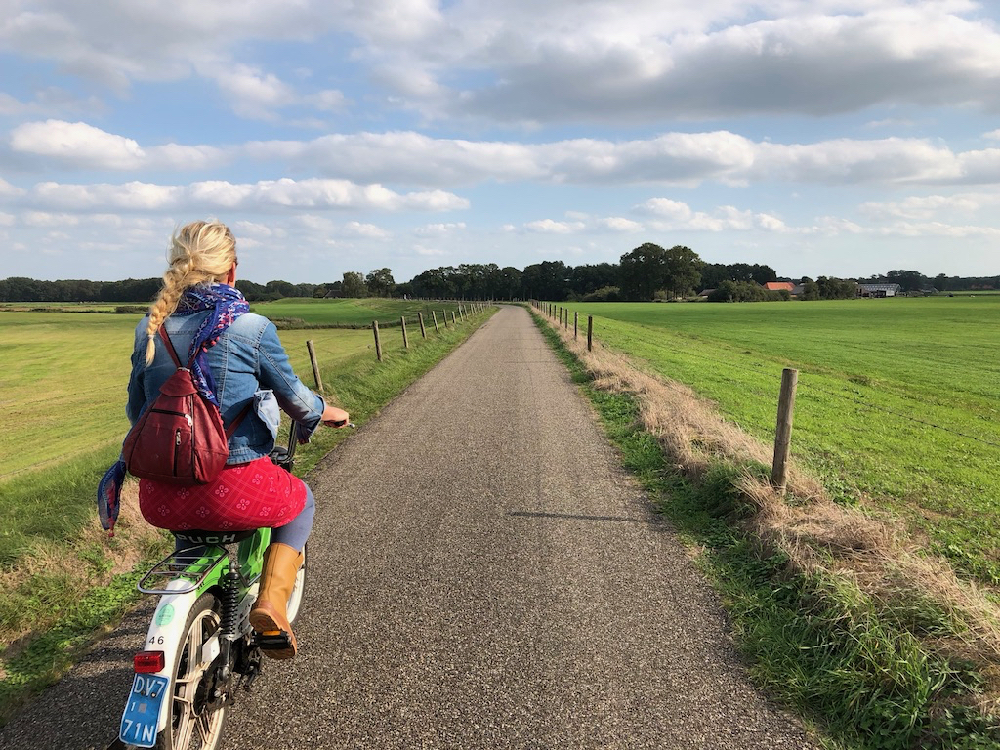 Een Puch op een landweggetje