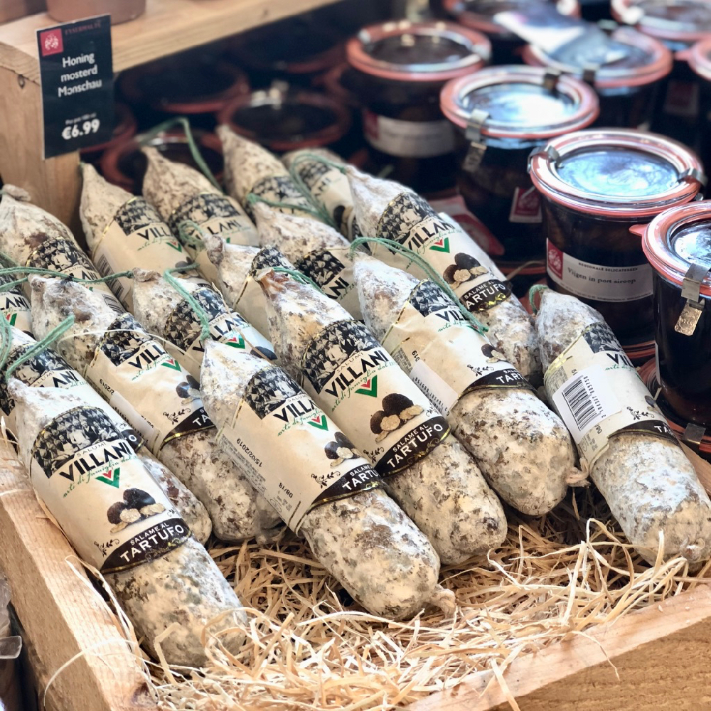In de winkel van de Eyserhalte liggen worsten klaar.