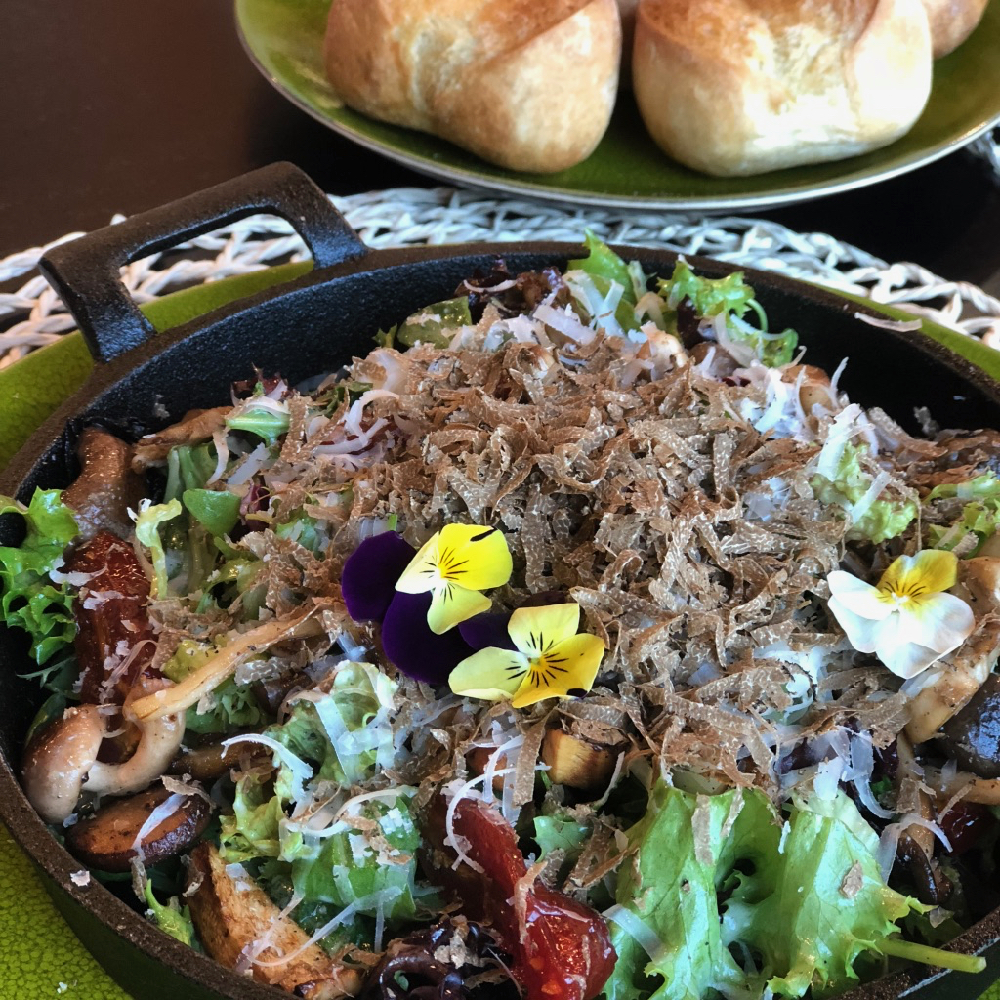 Salade met truffel en viooltjes
