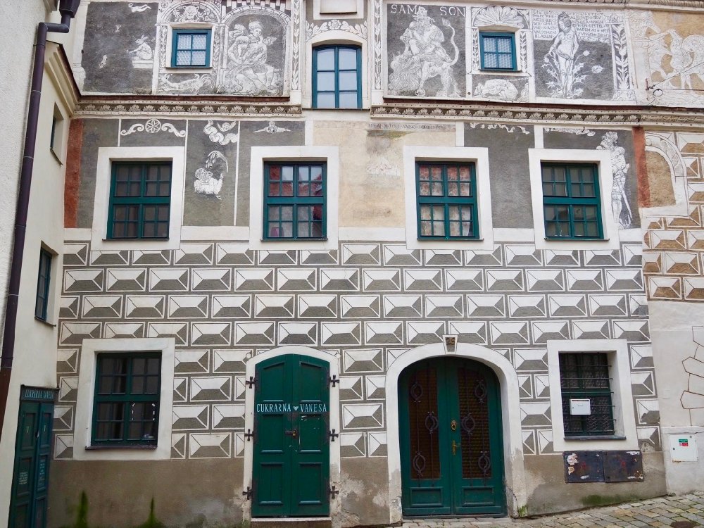 Een van de historische gevels in het stadje Prachatice