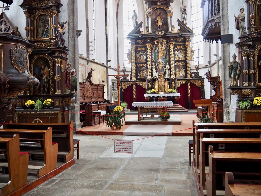 In de kerk van Prachatice met een bijzonder altaar