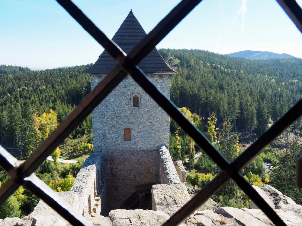 Doorkijkje vanuit een kasteelraam op een van de kasteel torens