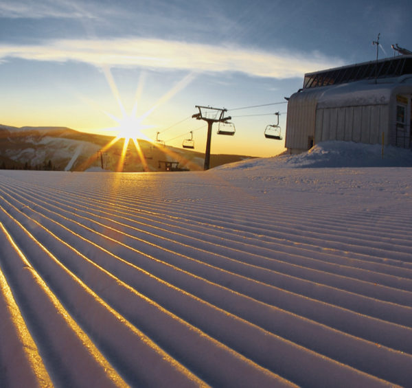 Piste met een stoeltjeslift bij zonsopgang