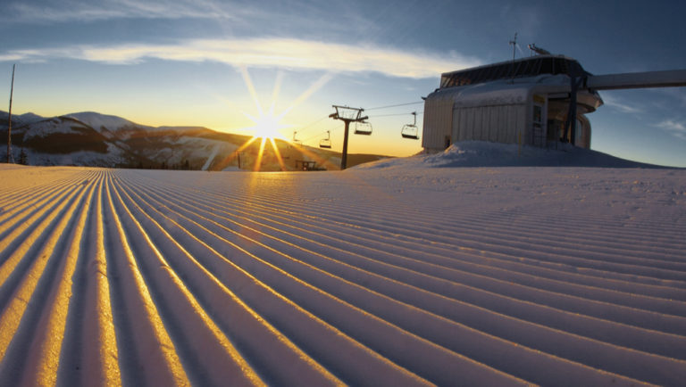Piste met een stoeltjeslift bij zonsopgang