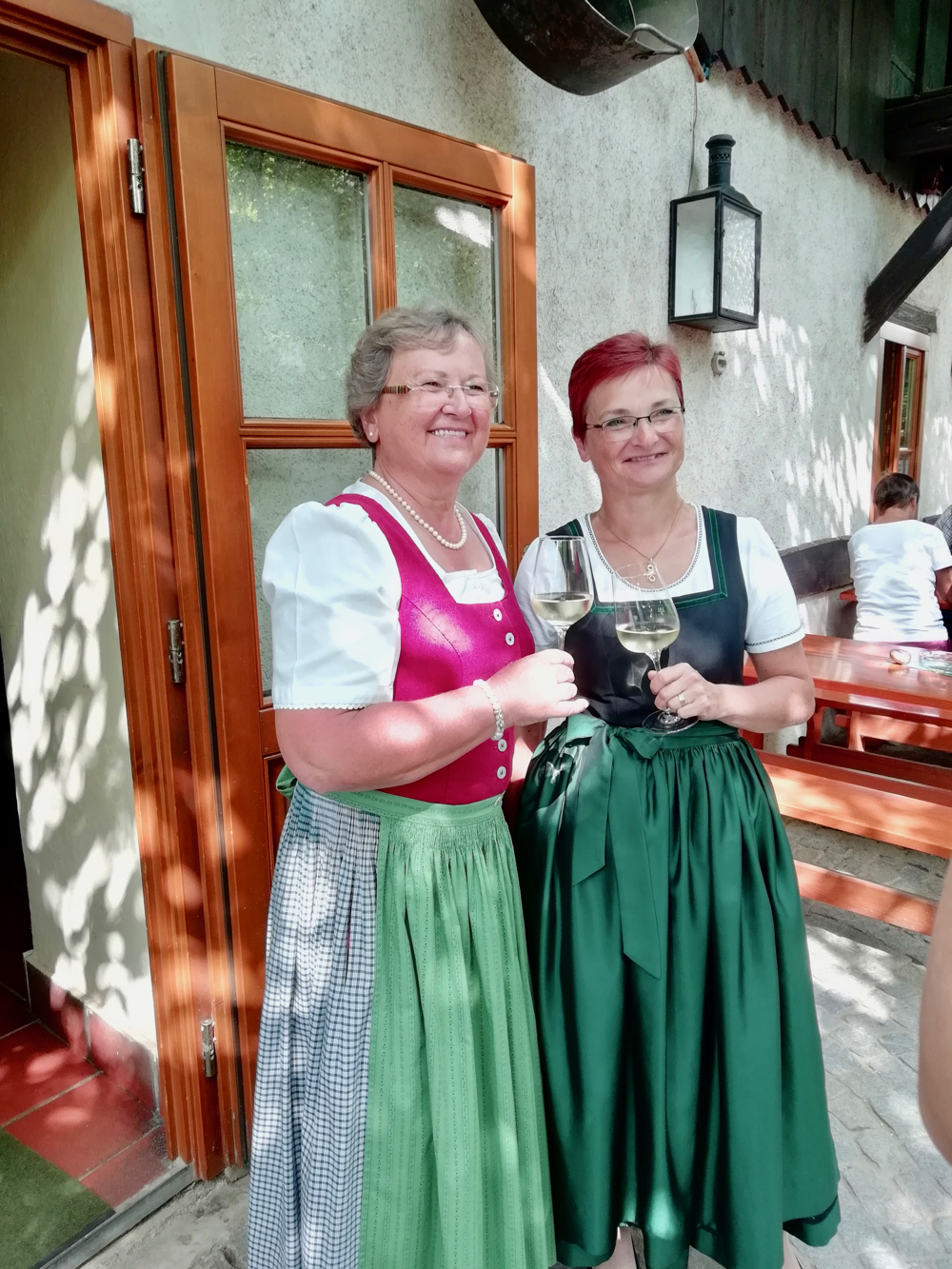 2 Oostenrijkse dames in dirndl