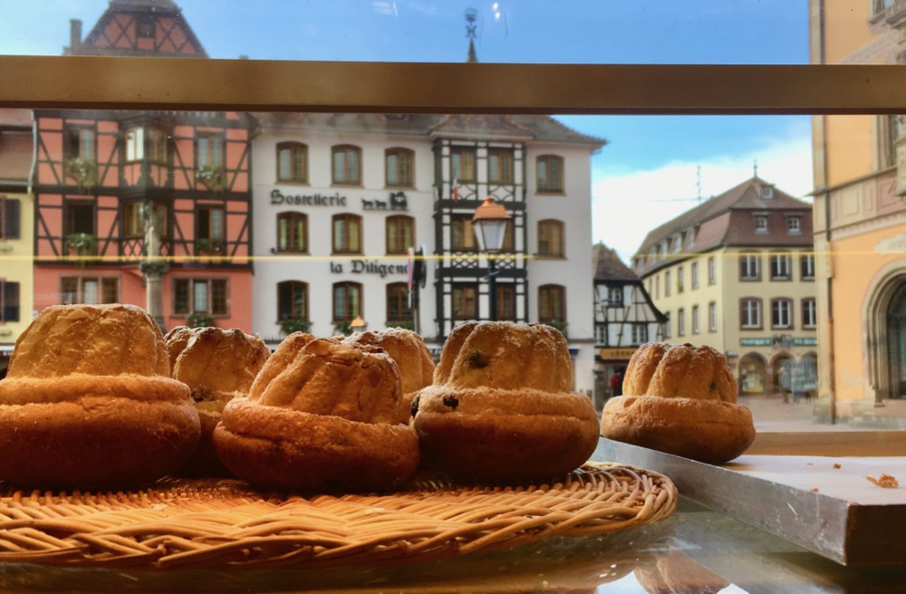 Lekkere cake met op de achtergrond de kleurrijke huizen van Obernai