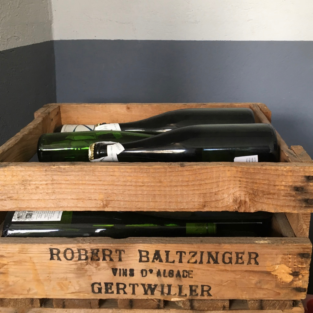 Wijn proeven, wijn flessen in houten kratten
