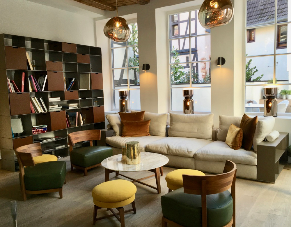 De lounge met comfortabele bank en fauteuils