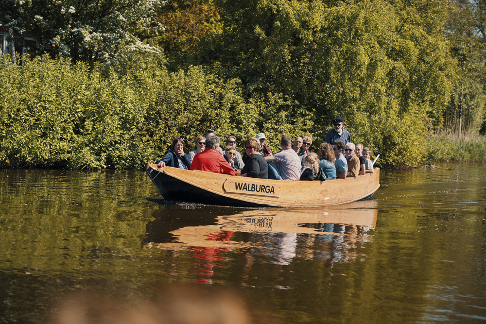 Een authentieke boot op het water in Zutphen, tijdens een rondvaart