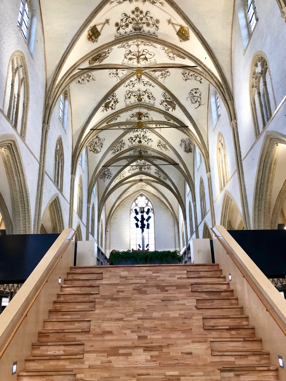 Openbare bibliotheek in de kerk in Zutphen