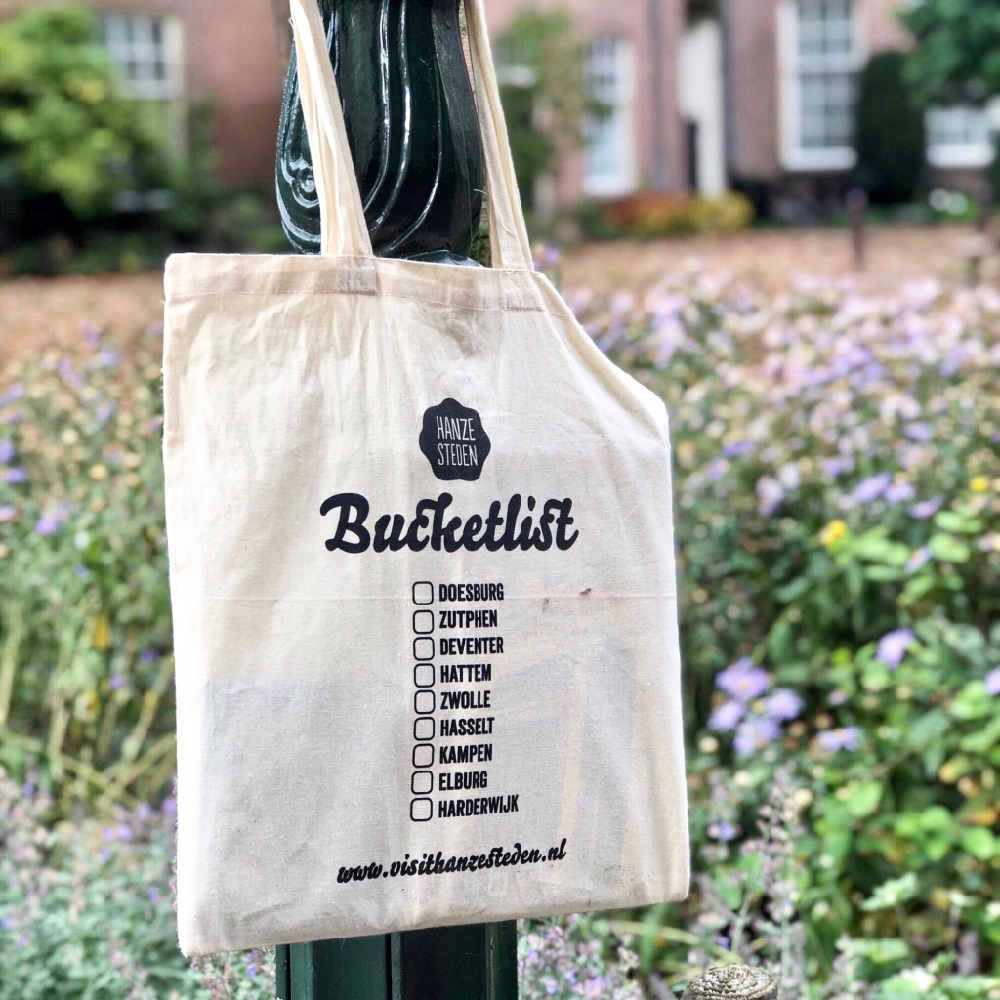 Een linnen tas met daarop de namen van 9 Hanzesteden
