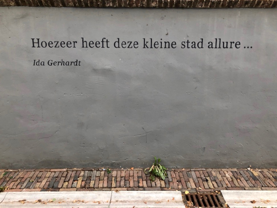 Een tekst op een grijze muur in zutphen: Hoezeer heeft deze kleine stad allure