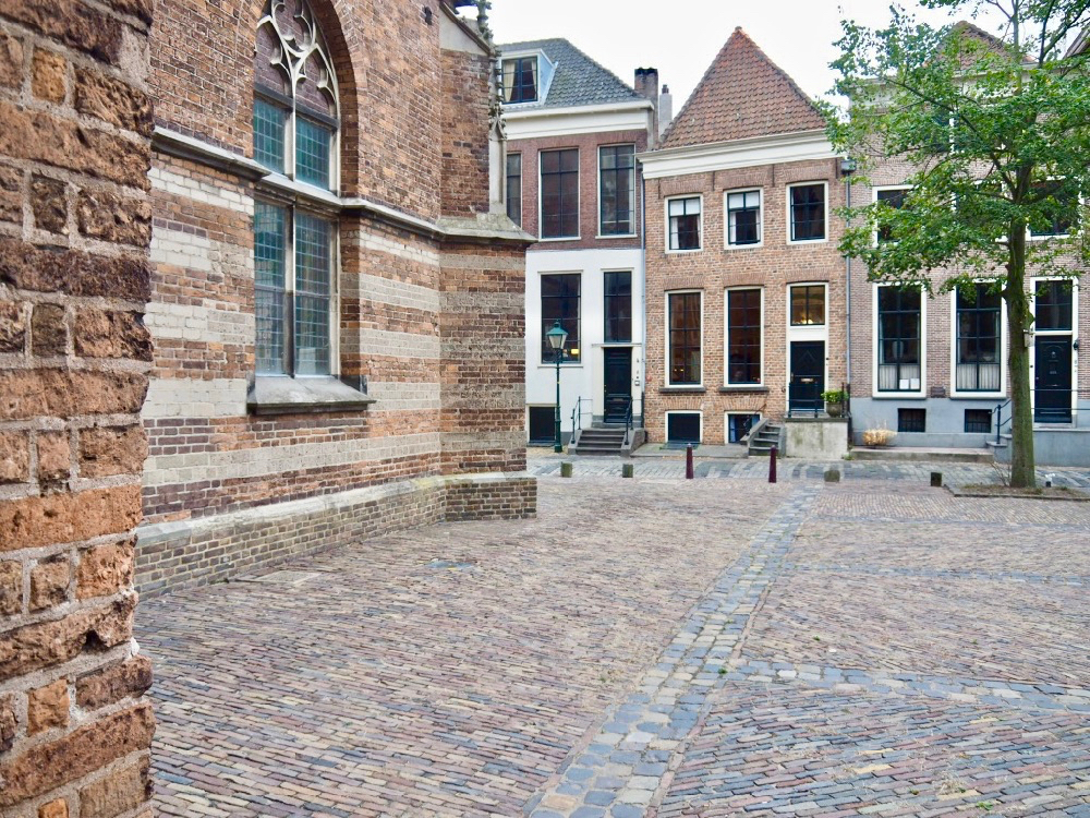 De zijkant van de imposante Walburgiskerk in Zutphen met een rijtje historische gevels