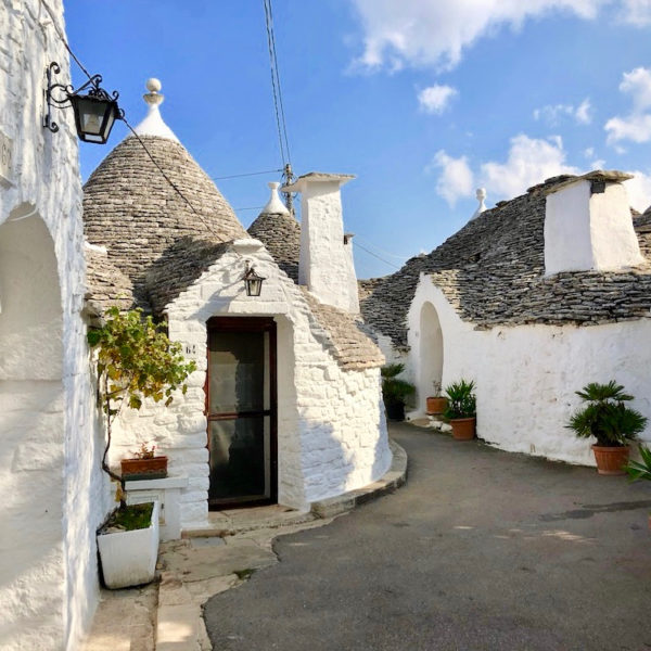 Witte trulli in het meest beroemde dorp van Puglia: Alberobello