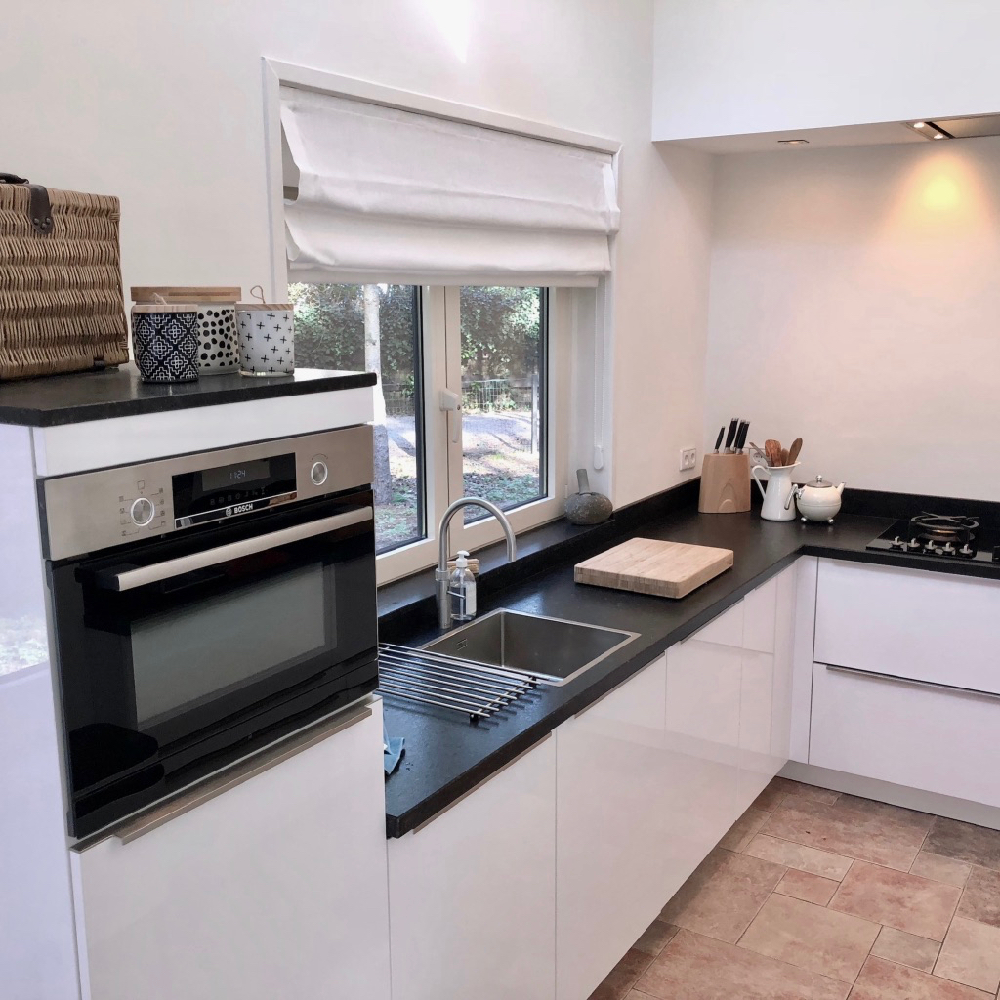 Luxe witte keuken met inbouwapparatuur in Huis ter Bos