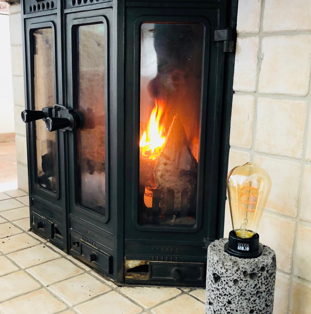 Brandende haard in de woonkamer van de vakantiebungalow