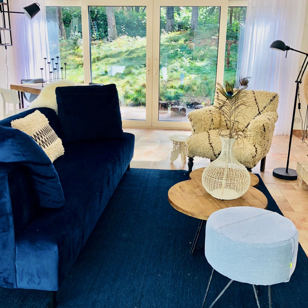 Blauwe bank, blauw kleed, fauteuil in de woonkamer