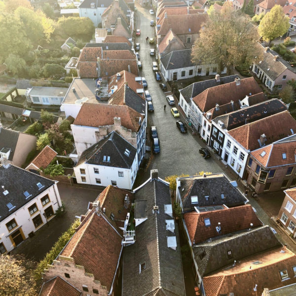 Een van de leuke steden van Nederland, Doesburg, van bovenaf gezien. Rode daken en smalle straten.