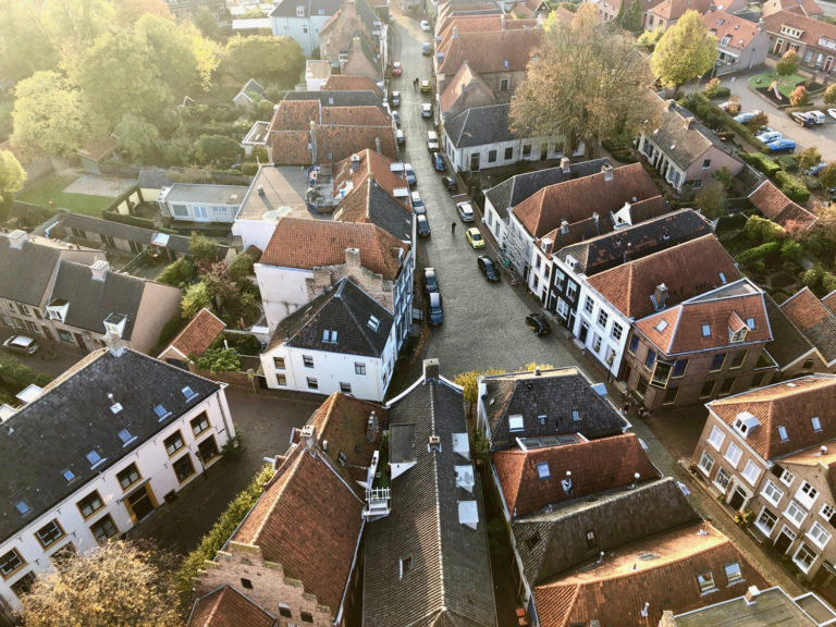 Een van de leuke steden van Nederland, Doesburg, van bovenaf gezien. Rode daken en smalle straten.