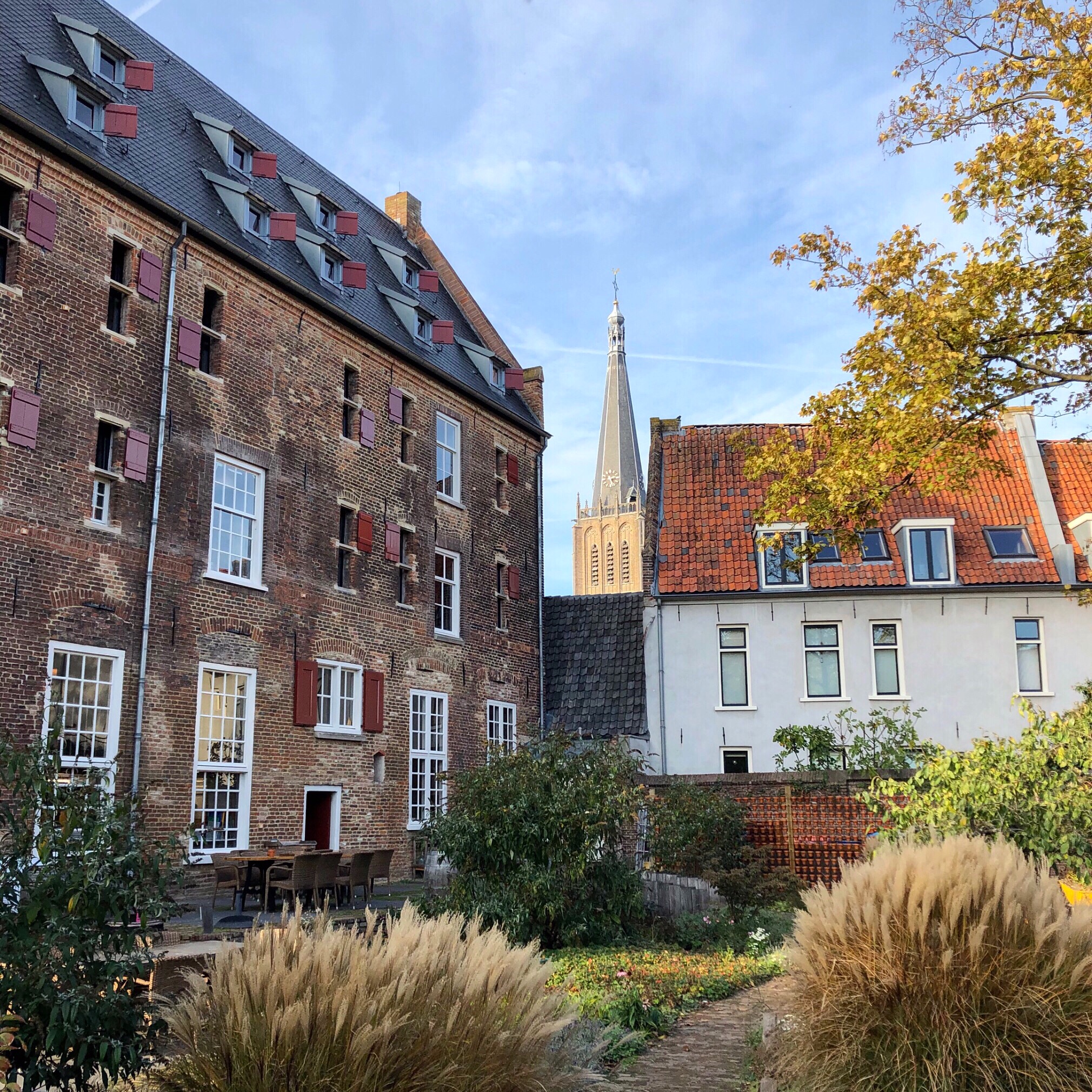Eeuwenoud pand in hartje Doesburg, met tuin in herfstkleuren