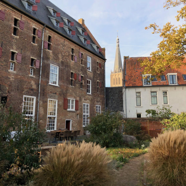 Achterzijde van het Arsenaal, met doorkijkje naar de kerk