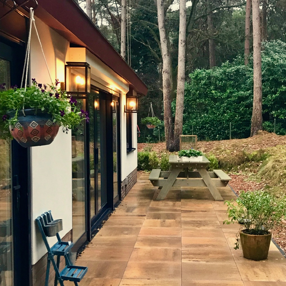 Witte bungalow met terras en picknicktafel