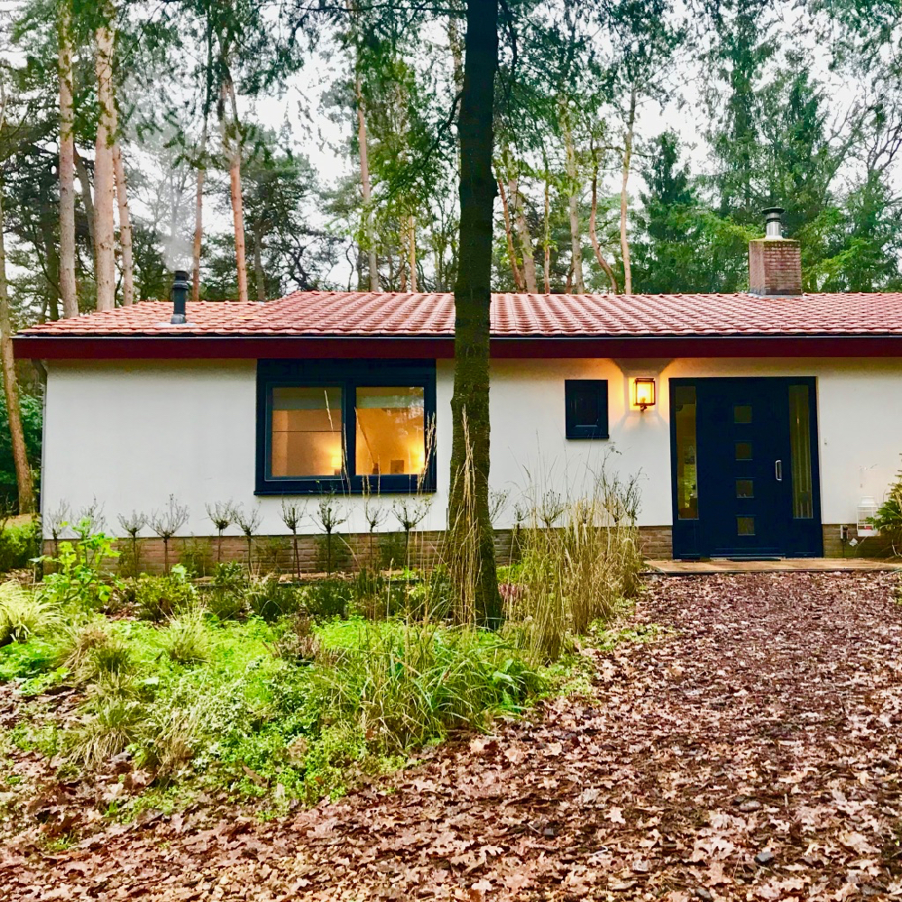 Witte bungalow met oranje pannendak