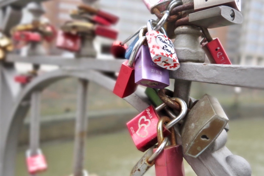Hangsloten aan de reling van een brug in Hamburg