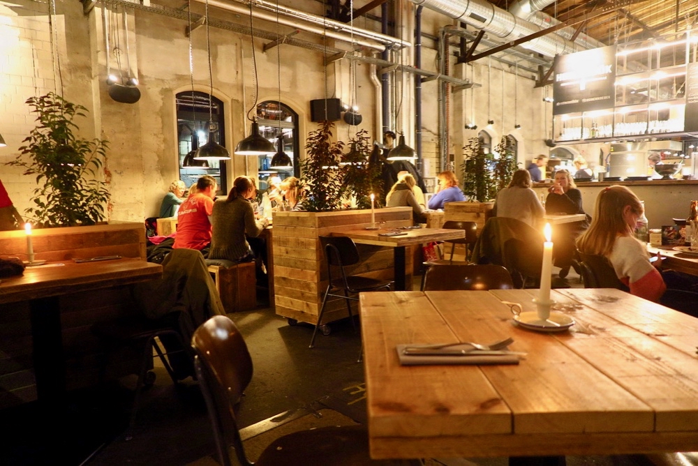 Restaurant de havenkeuken in Hamburg, een warm en industrieel interieur
