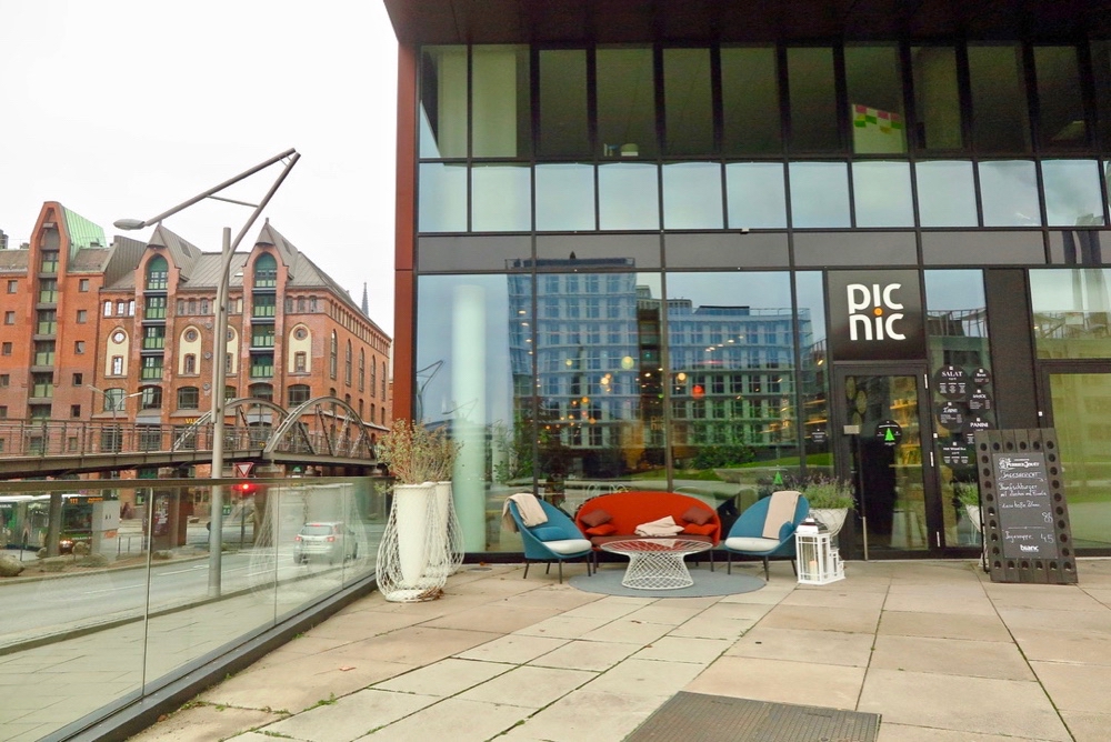 Buitenzijde van Picnic, een restaurant met grote glazen gevel. 