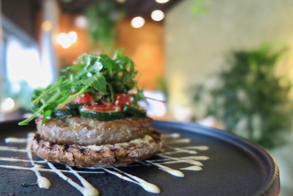 Close up van een tonijnburger