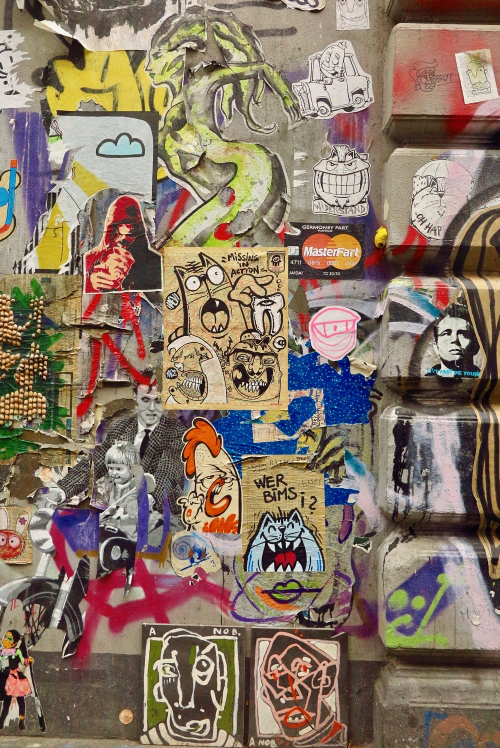 Een enorme wand van een betonnen gebouw vol met street art