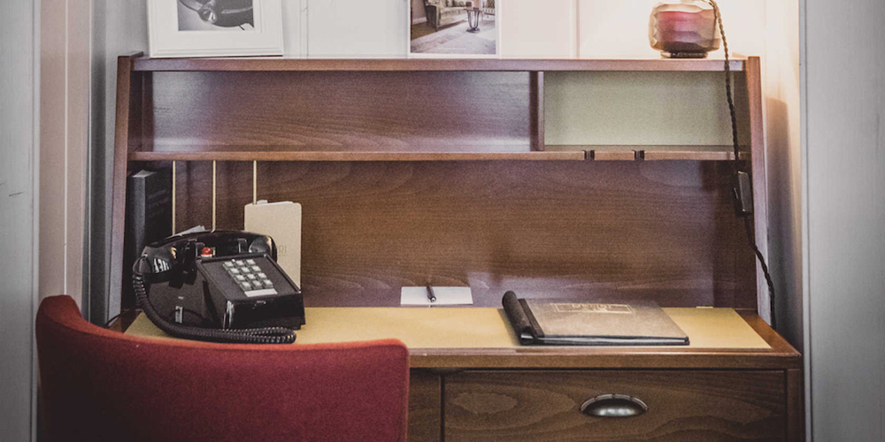 Ouderwets dressoir met een ouderwetse telefoon erop