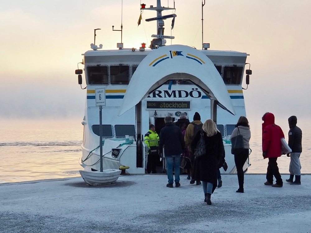 De ferry van en naar Stockholm, passagiers verlaten de boot in de ochtendzon