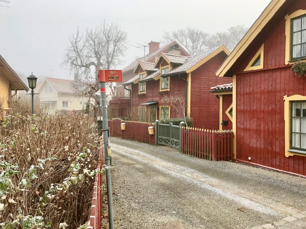 Typische rode houten Zweedse huisjes op een rij, vlakbij Vaxholm B&B